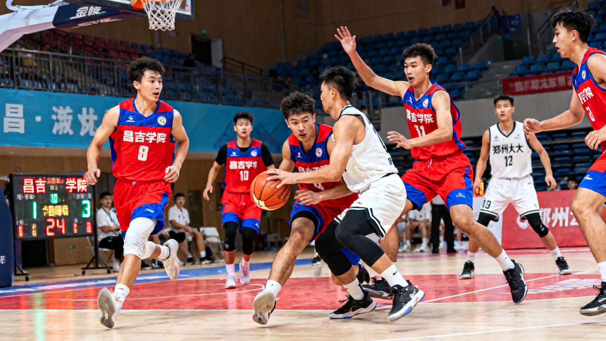 CUBAL西北赛区:高乾22分,昌吉学院73-54战胜郑州大学 从比赛伊始,昌吉学院便全队进入状态,在攻防两端展现出优异配合。不难发现,开局阶段